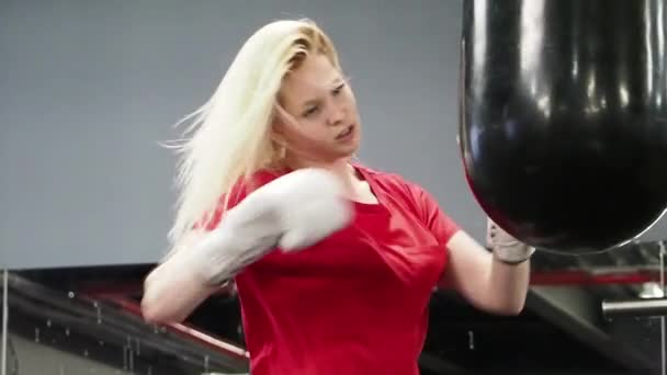 Vacker Blond Kvinnlig Boxare Utbildning Med Boxnings Påse Gymmet — Stockvideo