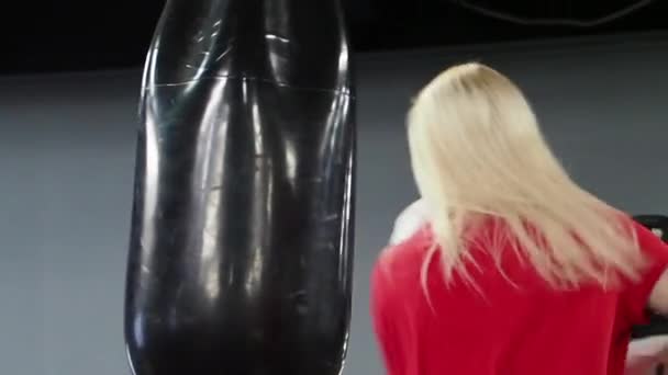 Schöne Blonde Boxerin Beim Boxsack Training Fitnessstudio — Stockvideo