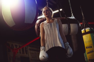 boks salonu düşük anahtar aydınlatma çekim boks eldiven giyen kadın.