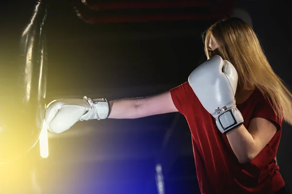 Mujer Golpeando Bolsa Boxeo Pesado Gimnasio Entrenamiento Duro Artes Marciales — Foto de Stock
