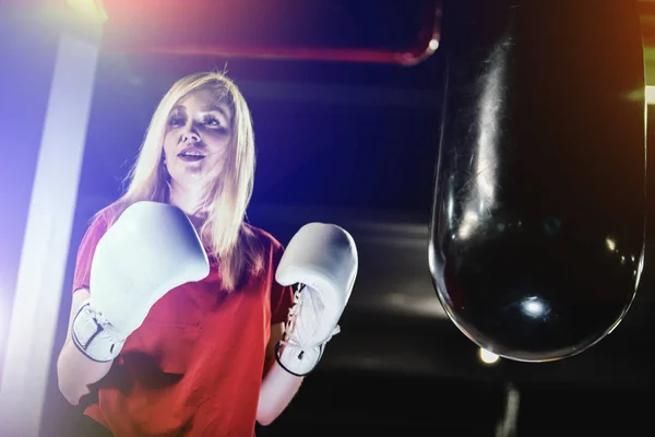 Mujer Golpeando Bolsa Boxeo Pesado Gimnasio Entrenamiento Duro Artes Marciales — Foto de Stock