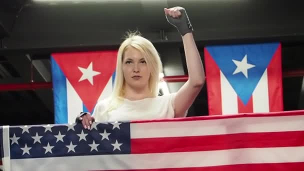 Mulher Boxeadora Comemorando Vitória Ringue Boxe Com Bandeira Dos Eua — Vídeo de Stock