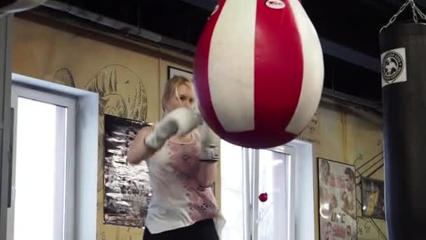 Hermosa Rubia Boxeadora Entrenando Con Saco Boxeo Gimnasio — Vídeo de stock