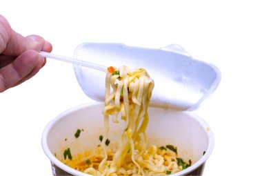 Hazır erişte. bir fincan şehriye çorbası, yukarıdan bakın. Hazır erişte önceden pişirilmiş ve kurutulmuş erişte blok, bir tatlandırıcı toz ve baharat yağı ile satılmaktadır. Beyaz üzerine izole