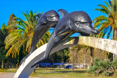 Sukhum, Abhazya - 3 Ocak 2013: Pitsunda'da, merkez sahilde yükselen güneşin ışınlarında inci dalgıçları ve yunusları betimleyen ünlü heykel bestesi Deniz. Öğe