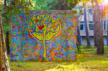 Sukhum, Abhazya - 3 Ocak 2013: Tsereteli'nin mozaik oyun alanı. Gagra Oldenburgs sahil parkı, Abhazya.