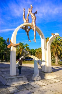 Sukhum, Abhazya - 3 Ocak 2013: Pitsunda'da, merkez sahilde yükselen güneşin ışınlarında inci dalgıçları ve yunusları betimleyen ünlü heykel kompozisyonu Deniz.
