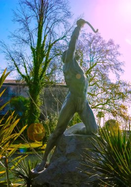 Sukhum, Abhazya - 3 Ocak 2013: Abhazya'da eski bir okçu heykeli. Seaside Park'taki okçu anıtı. Abhazya, Yeni Athos