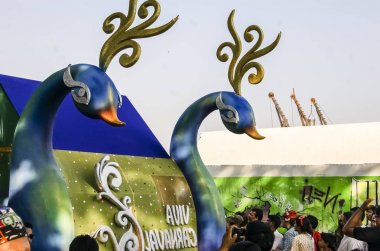 Goa'da karnaval kutlamaları. Goa Carnaval yıllık festival kutlamaları için alanlara yüklü bir kuş kişinin Güzel ve Renkli Maskeli.