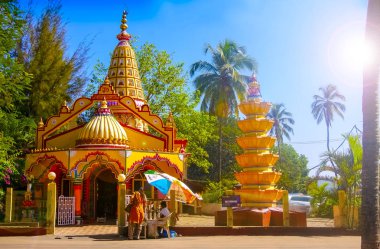 Canlı renkli Hindu Tapınağı'nda Morjim ortasında bir coconut grove, Kuzey Goa, Hindistan.
