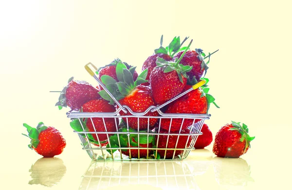 Καλάθι Για Ψώνια Self Service Φρέσκες Φράουλες Προϊόντα Παντοπωλείου Ανοιχτόχρωμο — Φωτογραφία Αρχείου