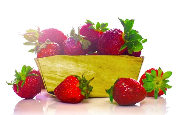 Köstliche Reife Erdbeere Holzkorb Isoliert Auf Weißem Hintergrund — Stockfoto