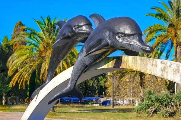 Sukhum, Abhazya - 3 Ocak 2013: Pitsunda'da, merkez sahilde yükselen güneşin ışınlarında inci dalgıçları ve yunusları betimleyen ünlü heykel bestesi Deniz. Öğe