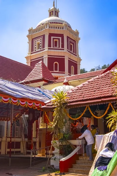 Hindu Tapınağındaki Semboller Yükselen Kırmızı Kule Goa Mimarisi Ayırt Edici — Stok fotoğraf