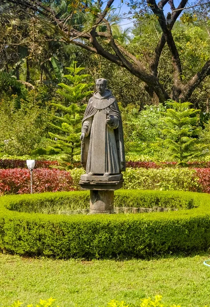 Scultura Religiosa Pietra Ricoperta Muschio Verde Nel Santuario Goa Gajah — Foto Stock