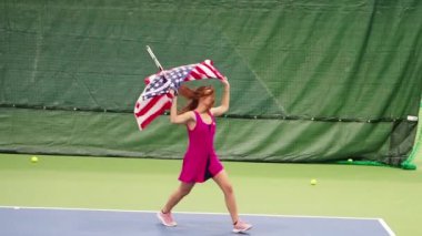 Amerikan bayrağı ile Güzellik genç kadın tenis kortu, yavaş hareket eğlenceli