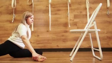 Güzellik genç kadın spor salonunda yoga egzersizleri yapıyor. Yavaş çekim   