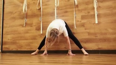 Güzellik genç kadın spor salonunda yoga egzersizleri yapıyor. Yavaş çekim   