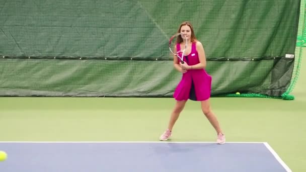 穿着运动服的年轻女子在网球场打网球 慢动作 — 图库视频影像