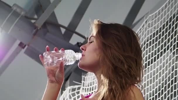 Schoonheid Jonge Vrouw Drinkwater Hard Spelen Tennisbaan Slow Motion — Stockvideo