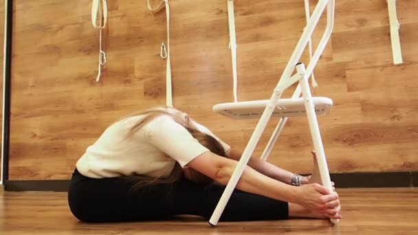 Skönhet Ung Kvinna Gör Yoga Övningar Gymmet Slow Motion — Stockvideo