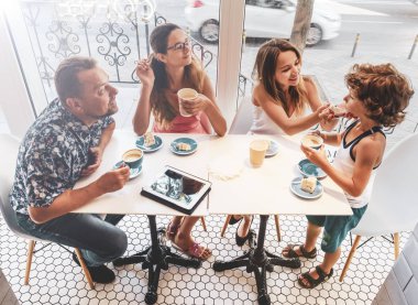Aile Kafe 'de Atıştırmalık Afiyet Olsun. Kahve dükkanında kahvaltı yapan olumlu aile.