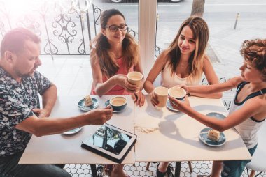 Aile Kafe 'de Atıştırmalık Afiyet Olsun. Kahve dükkanında kahvaltı yapan olumlu aile.