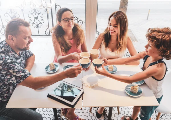 Aile Kafe 'de Atıştırmalık Afiyet Olsun. Kahve dükkanında kahvaltı yapan olumlu aile.