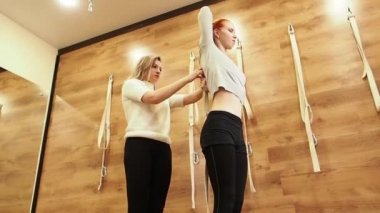 Spor salonunda yoga egzersizleri yapan iki genç kadın. Yavaş çekim 