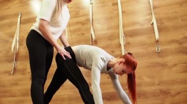 Spor salonunda yoga egzersizleri yapan iki genç kadın. Yavaş çekim 