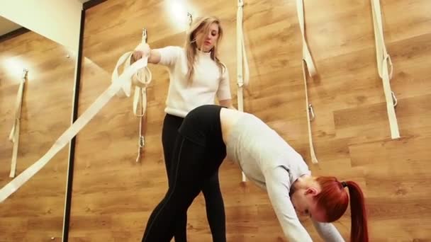 Zwei Junge Frauen Machen Yoga Übungen Fitnessstudio Zeitlupe — Stockvideo