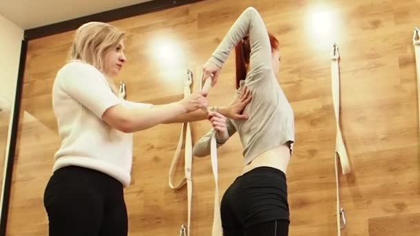 Dos Mujeres Jóvenes Haciendo Ejercicios Yoga Gimnasio Movimiento Lento — Vídeo de stock