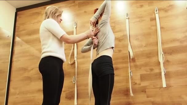 Deux Jeunes Femmes Faisant Des Exercices Yoga Salle Gym Mouvement — Video