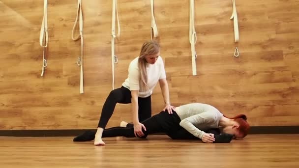 Zwei Junge Frauen Machen Yoga Übungen Fitnessstudio Zeitlupe — Stockvideo