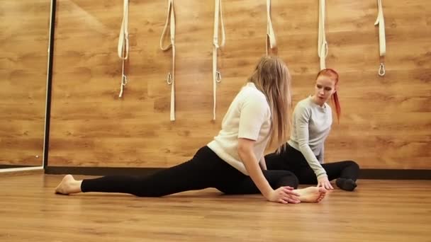 Dos Mujeres Jóvenes Haciendo Ejercicios Yoga Gimnasio Movimiento Lento — Vídeo de stock