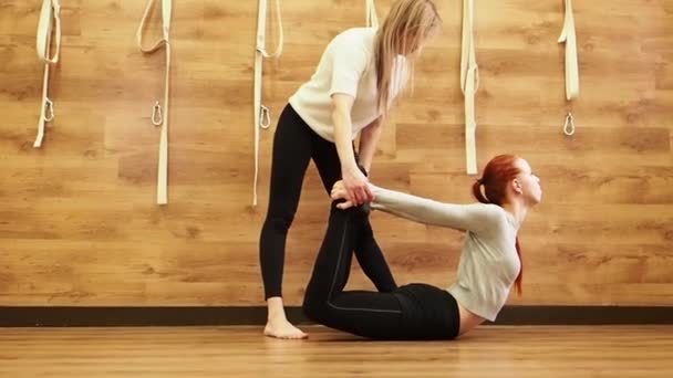 Δύο Νεαρές Γυναίκες Που Κάνουν Ασκήσεις Γιόγκα Στο Γυμναστήριο Αργή — Αρχείο Βίντεο