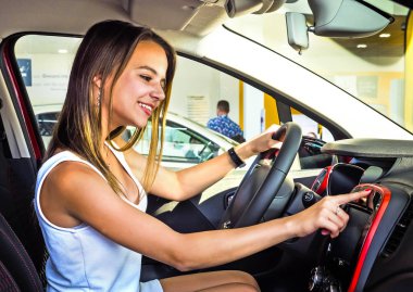 Test aracının işleyişi. Yeni arabasında oturan güzel sarışın kız..