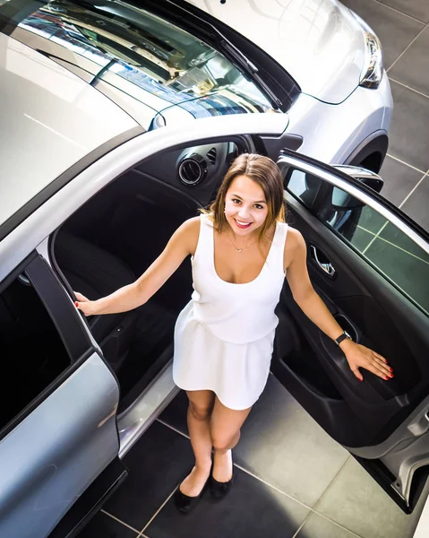 Buena Chica Pie Cerca Del Coche Nuevo Sala Exposición Compra — Foto de Stock