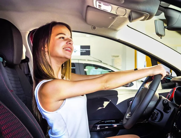 Buena Chica Sentada Coche Nuevo Sala Exposición Compra Concepto Autos — Foto de Stock