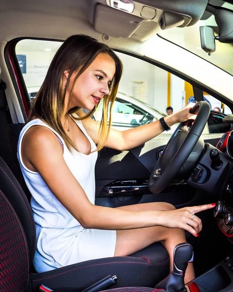 Jármű Vizsgálati Folyamata Gyönyörű Szőke Lány Autó Modern Fekete Belső — Stock Fotó