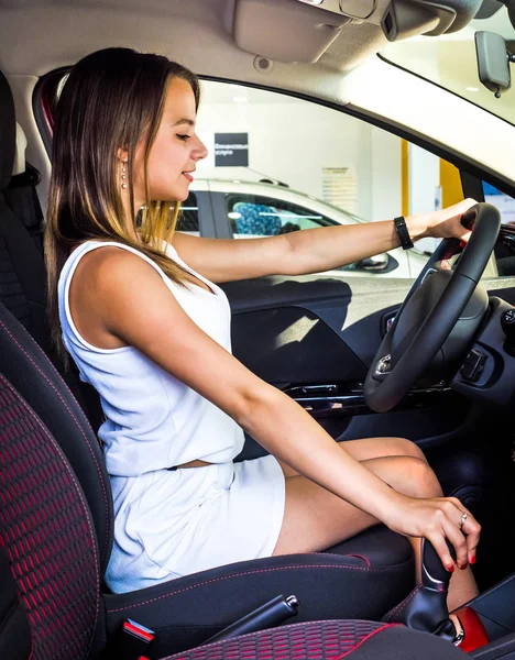 Mujer Morena Cambio Palanca Transmisión Automática Coche — Foto de Stock