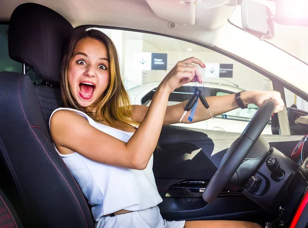 Joven Mujer Bonita Feliz Sonriente Sosteniendo Las Llaves Del Coche — Foto de Stock