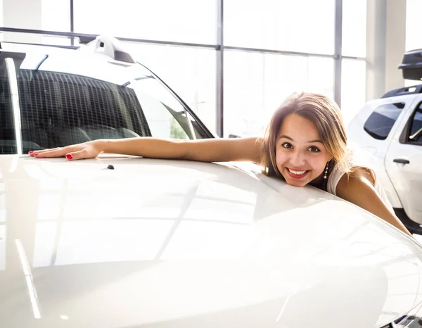 Joven Conductora Abrazando Capucha Del Coche Nuevo Sueña Con Coche — Foto de Stock