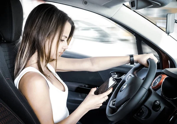 Mujer Joven Sosteniendo Teléfono Móvil Mientras Conduce Coche Conductora Mano — Foto de Stock