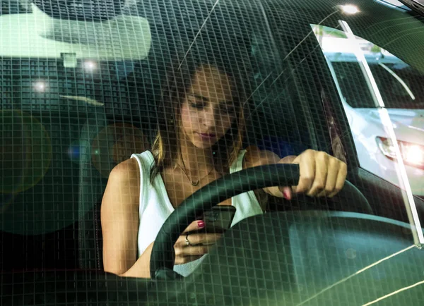 Молодая Женщина Держит Мобильный Телефон Рулем Автомобиля Женщина Водитель Держит — стоковое фото