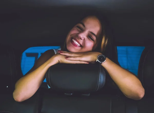 Młoda Szczęśliwa Młoda Kobieta Siedzi Bagażniku Samochodu Duży Pojemny Pnia — Zdjęcie stockowe