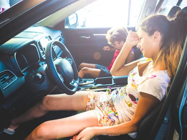 Hermano Hermana Sentados Asiento Del Coche Sufriendo Del Calor Divierten —  Fotos de Stock