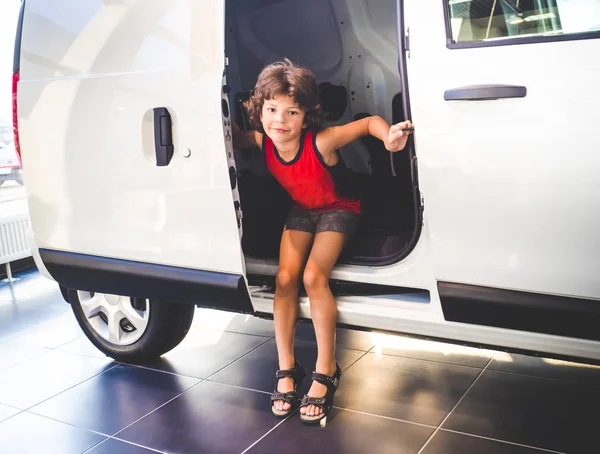 Nettes Teenie Mädchen Das Einem Kleinbus Mit Schiebetür Sitzt Freude — Stockfoto