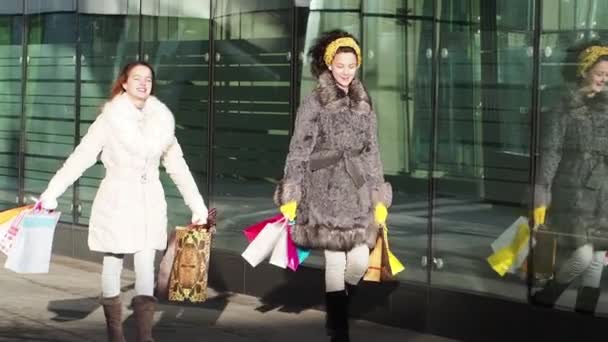 Dos Chicas Ropa Invierno Caminando Aire Libre Con Bolsas Compras — Vídeo de stock