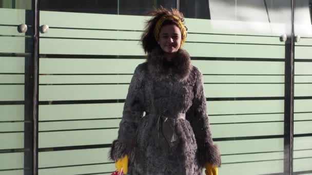 Schoonheid Meisje Winterkleren Wandelen Buitenshuis Met Boodschappentassen Handen Moderne Stad — Stockvideo
